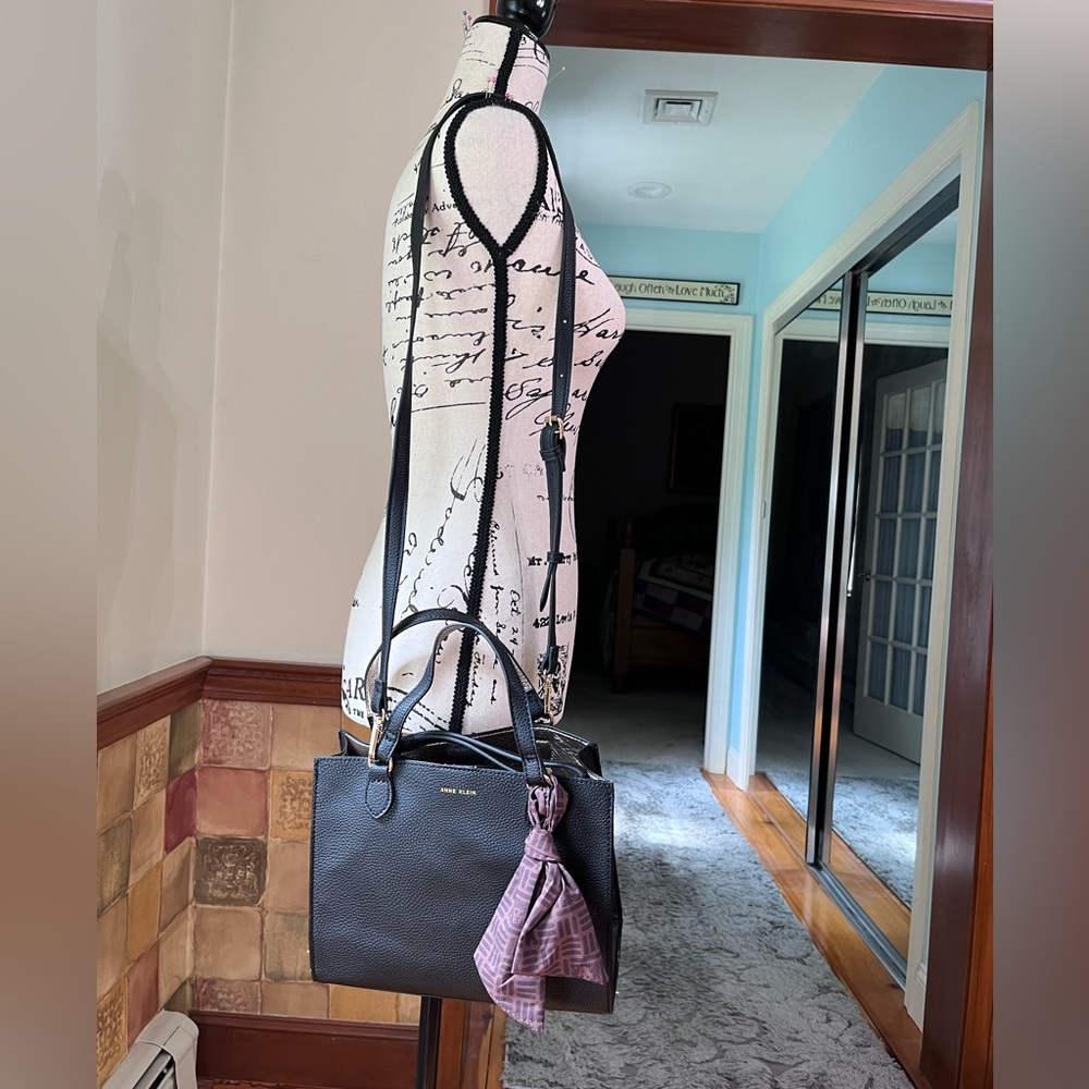Anne Klein 👜 Black Handbag/ ShoulderCrossbody and Wristlet  2 piece SET!! - Picture 4 of 16